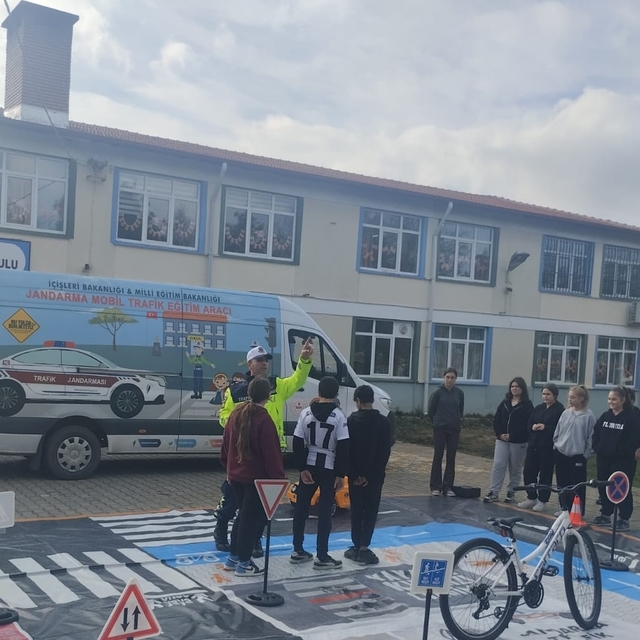 Edirne'de jandarma öğrencilere trafik eğitimi verdi