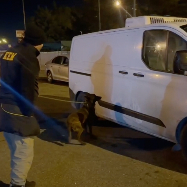 Adana'da sakatatların arasına gizlenen valizde 44 kilogram esrar bulundu