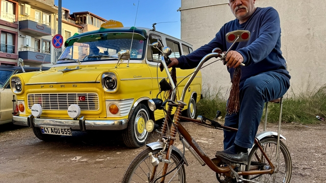 Bisiklet tamircisi "Pala Dayı", 49 yıllık minibüsüyle nostaljiyi sokaklara taşıyor