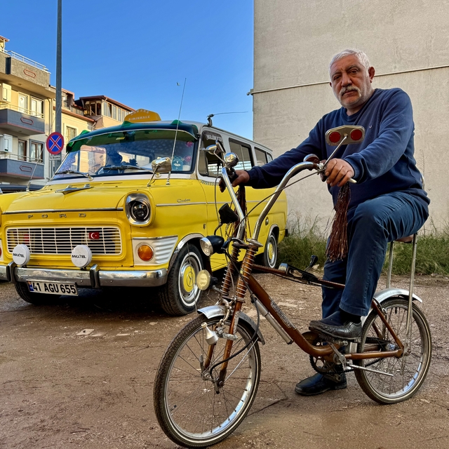 Bisiklet tamircisi "Pala Dayı", 49 yıllık minibüsüyle nostaljiyi sokaklara...
