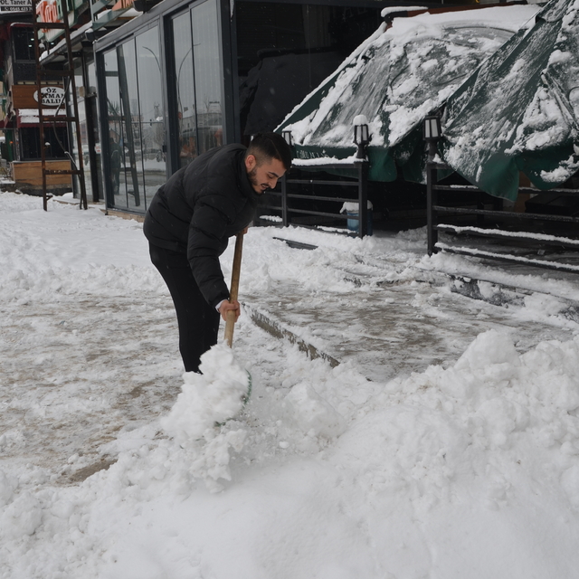 Hakkari'de kar nedeniyle 132 yerleşim yerinin yolu kapandı