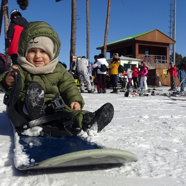 Sarıkamış Kayak Merkezi, 30 kilometrelik 9 pistiyle kayakseverleri ağırlıyo...