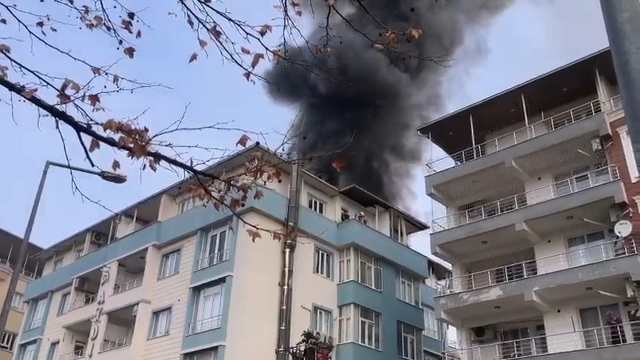 Batman'da, 6 katlı binanın teras katı yandı