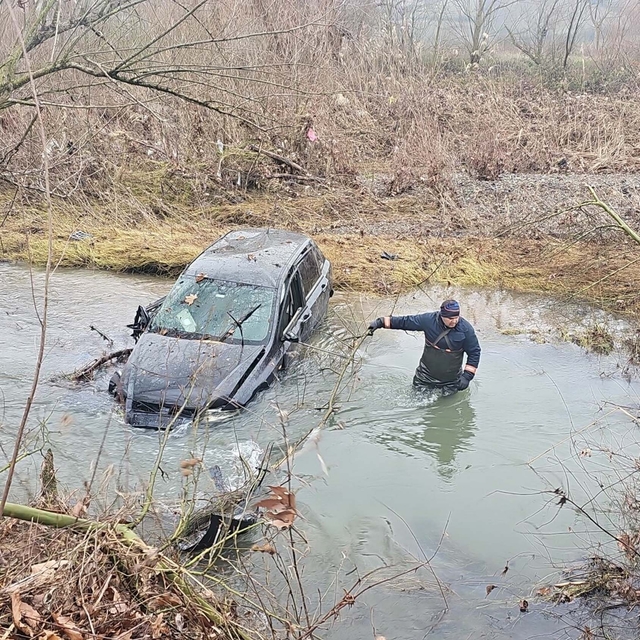 Çanakkale'de otomobil çaya uçtu: 1 yaralı, 1 kayıp