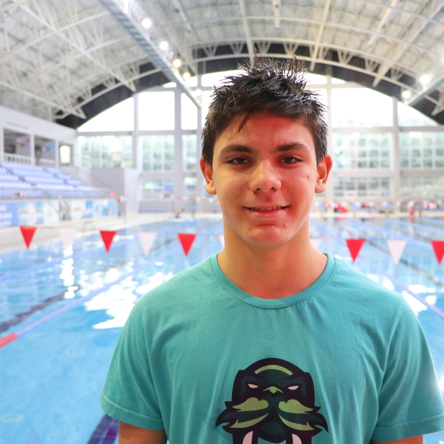 Skolyoz hastalığını yüzmeyle gerileten genç sporcu, milli takım hedefiyle k...