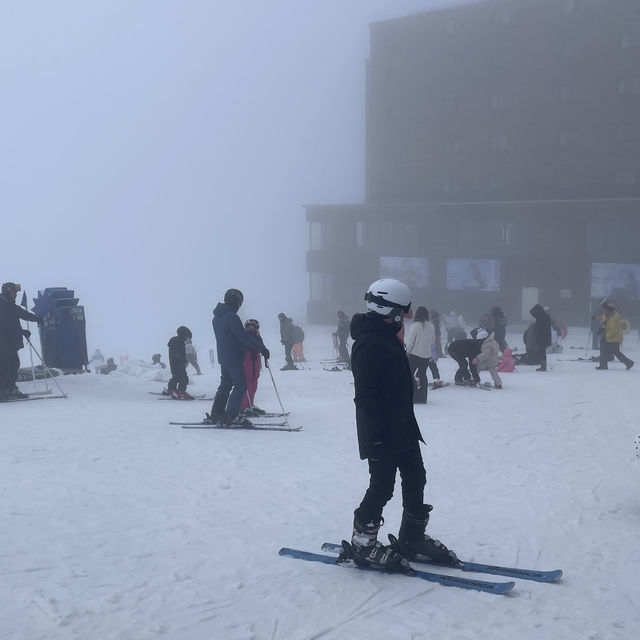 Kartalkaya'da kar ve sis altında kayak keyfi