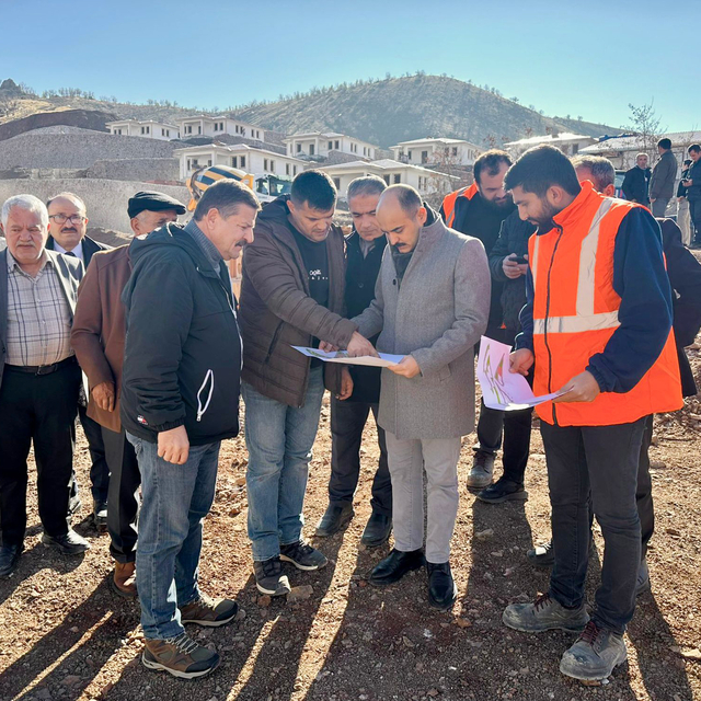 Çelikhan Kaymakamı Altınöz, deprem konutlarını inceledi