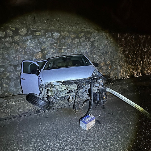 Afyonkarahisar'da istinat duvarına çarpan otomobildeki 5 kişi yaralandı