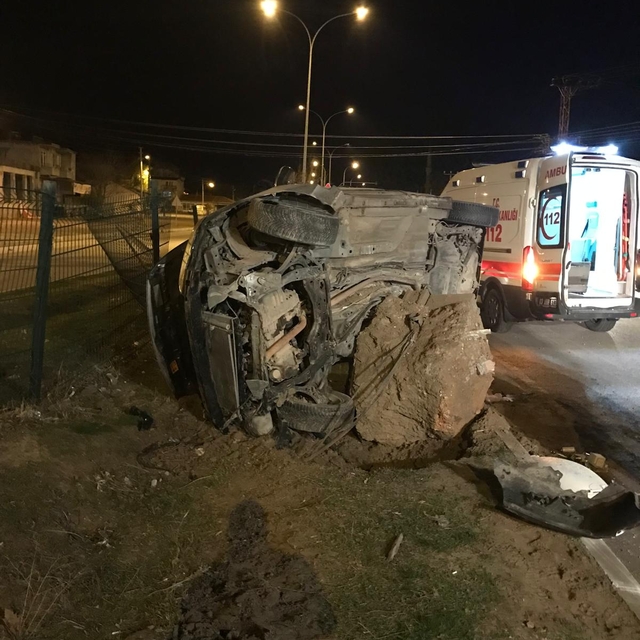 Afyonkarahisar'da aydınlatma direğine çarpan otomobildeki 4 kişi yaralandı