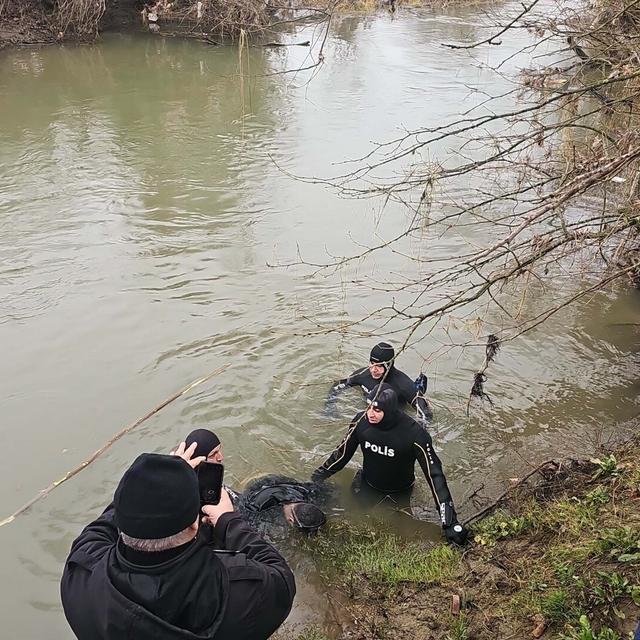 Çanakkale'de otomobil çaya uçtu: 1 ölü, 1 yaralı (2)
