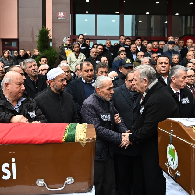 Kamyonun çarptığı otomobilde hayatını kaybeden 3 belediye işçisi için cenaz...