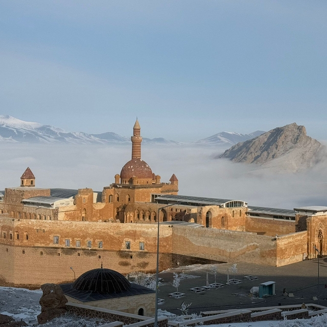 Ağrı'da tarihi İshak Paşa Sarayı ve çevresi sisle kaplandı