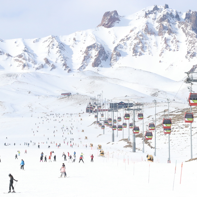 İç Anadolu'nun "zirvesi" Erciyes'te kayakseverler pistleri doldurdu