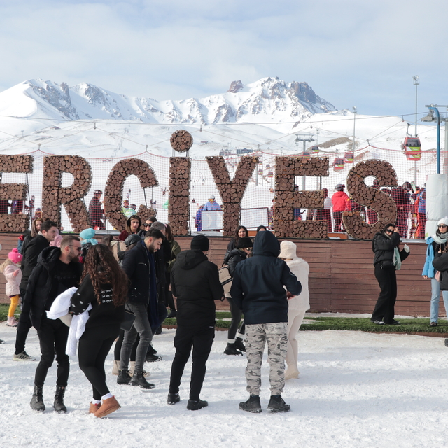 Erciyes Kayak Merkezi'nde hafta sonu yoğunluğu