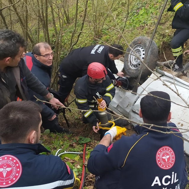 Ordu'da uçuruma devrilen kamyonetteki 3 kişi yaralandı