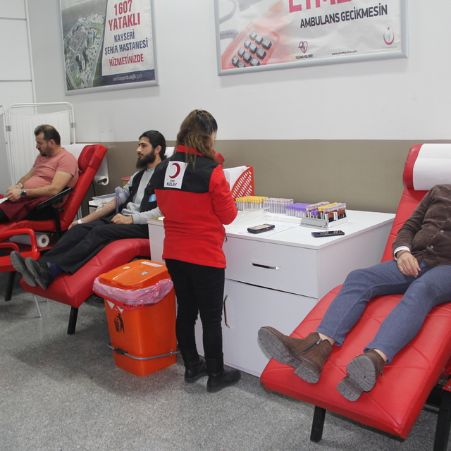 Farkındalık amacıyla oluşturulan stantta 12 bin 500 ünite kan bağışı toplan...