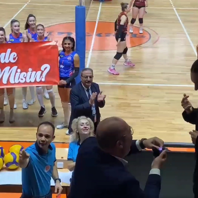 Voleybol maçında sürpriz evlilik teklifi