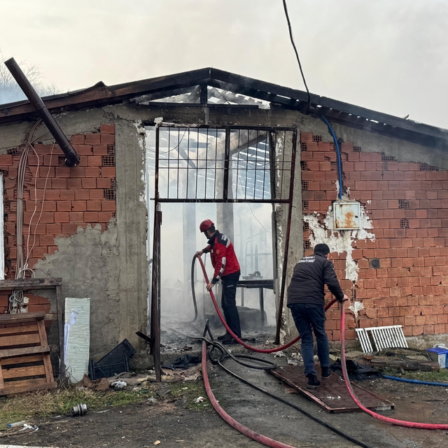 İş yerinde çıkan yangın, yanındaki depoya sıçradı