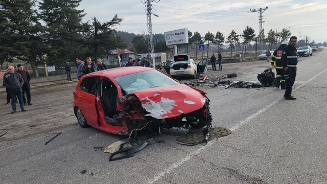 Amasya'da iki otomobilin karıştığı kazada 1'i ağır 6 kişi yaralandı