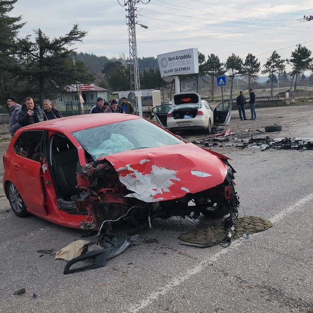 Amasya'da iki otomobilin karıştığı kazada 1'i ağır 6 kişi yaralandı