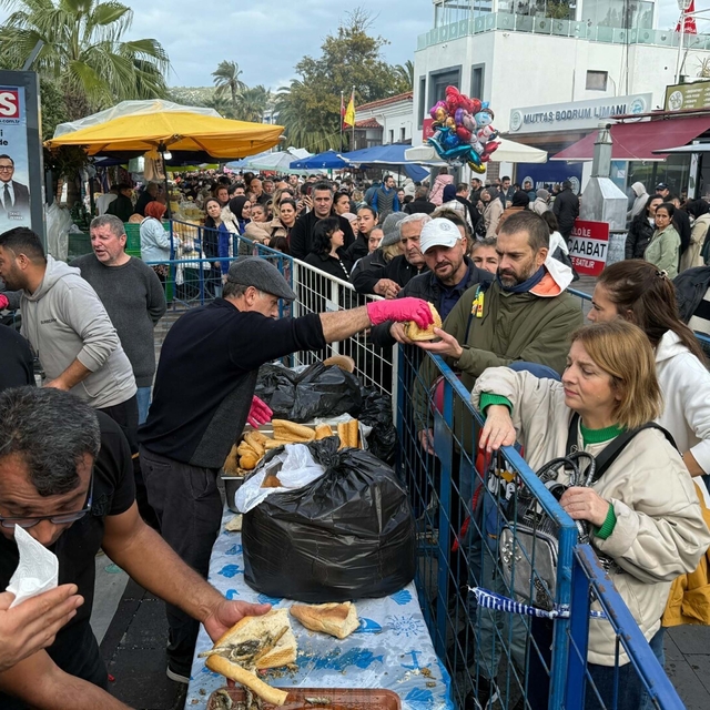 Bodrum'da hamsi festivalinde 3 ton hamsi dağıtıldı, metrelerce kuyruk oluşt...