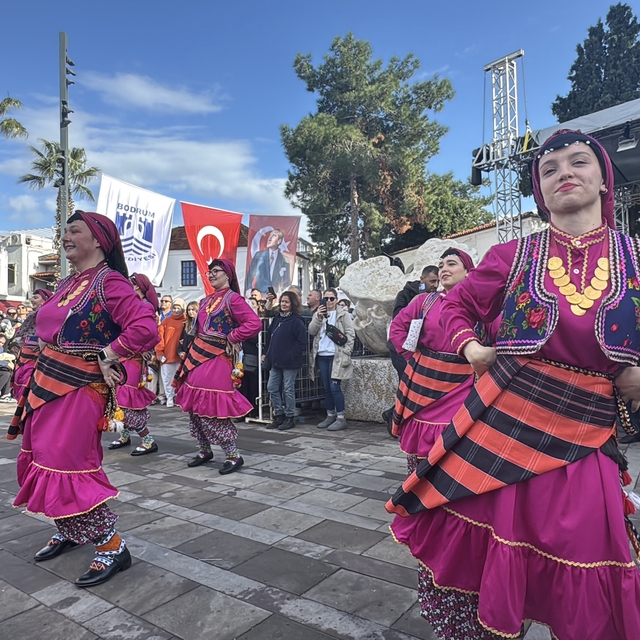 Bodrum'da düzenlenen festivalde 3 ton hamsi dağıtıldı
