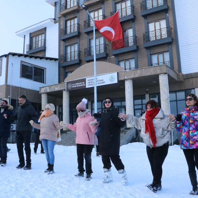 Hakkari'de kayak sezonu halaylarla açıldı