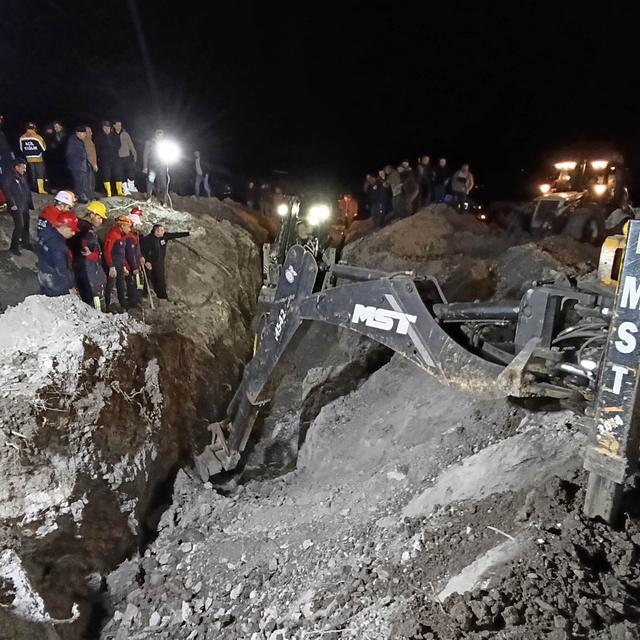 Amasya'da sondaj çalışması sırasında meydana gelen göçükte 2 işçi toprak al...