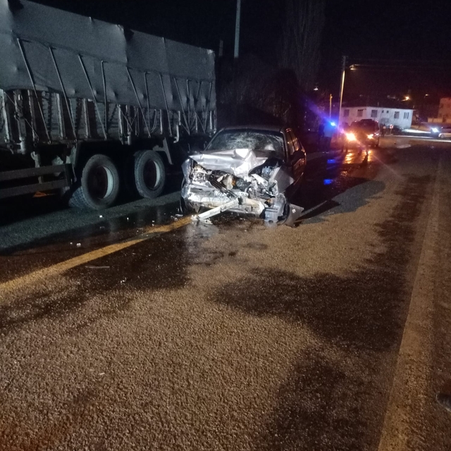 Afyonkarahisar'da kamyon ile otomobilin çarpıştığı kazada 2 kişi yaralandı