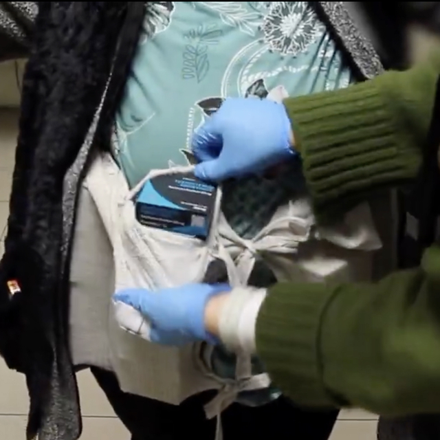 Kapıkule Sınır Kapısı'nda bir yolcunun üzerinde 5 bin 148 kaçak ilaç ele ge...