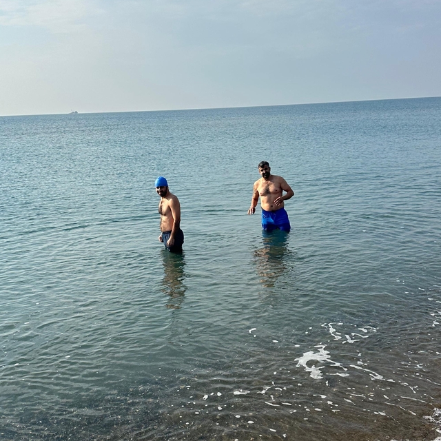 Soğuk havaya aldırmadan denizde yüzdüler