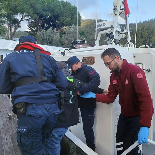 Muğla açıklarında denizde rahatsızlanan 2 kişiye tıbbi tahliye