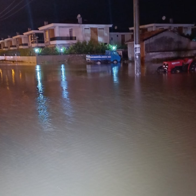 Balıkesir-Çanakkale kara yolu yağış ve yamaçlardan akan su nedeniyle kısmen...