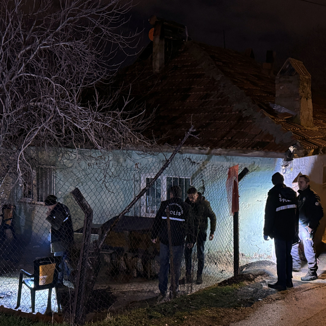 Uşak'ta eşi ve kayınbiraderini pompalı tüfekle yaralayan kişi gözaltına alı...