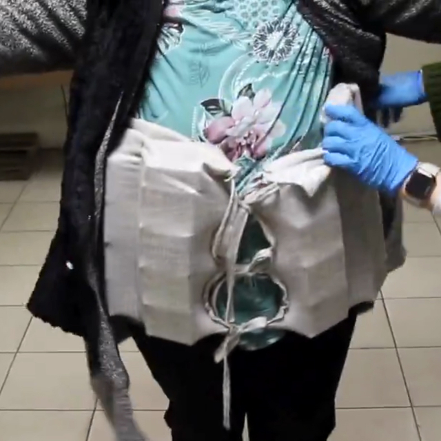 Kapıkule'de beline sardığı bezde 5 bin gümrük kaçağı ilaç ele geçirildi