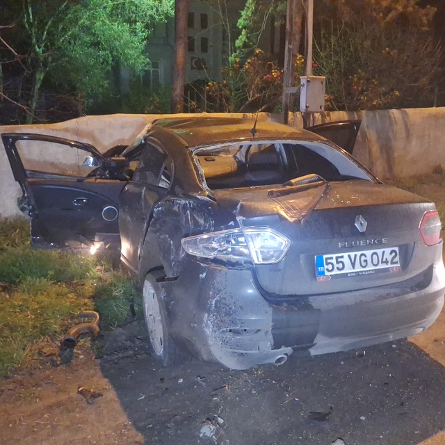 Samsun'da duvara çarpan otomobilin sürücüsü yaralandı