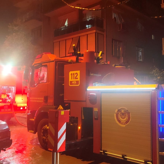 Ödemiş'te binanın çatısında çıkan yangın hasara yol açtı