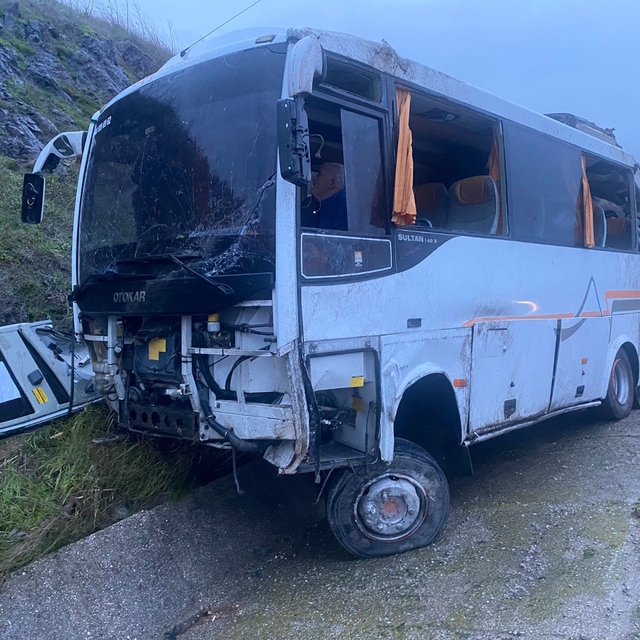 Balıkesir'de işçi servisinin devrilmesi sonucu 25 kişi yaralandı
