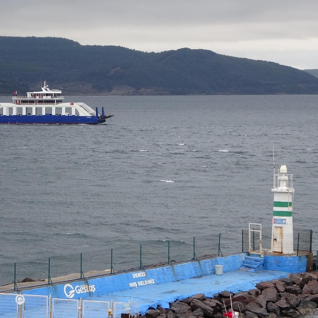 Çanakkale'de feribot seferlerine 'fırtına' engeli