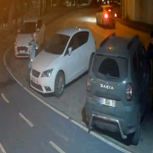 Park halindeki araçtaki cep telefonu ve para bulunan çantayı çaldı