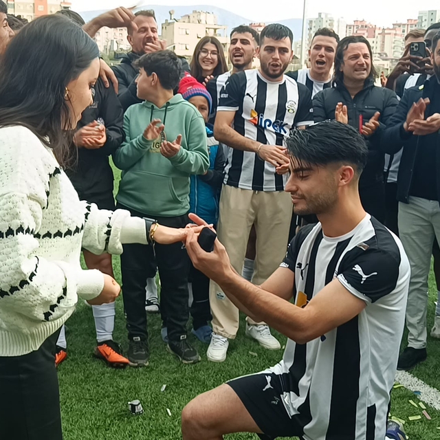 Adana'da amatör futbolcu yeşil sahada kız arkadaşına evlenme teklif etti
