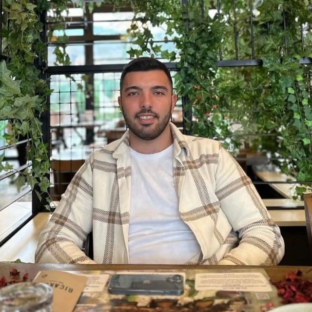 Bahçeye giren otomobilde nişanlısıyla birlikte yaralanan sürücü kurtarılama...