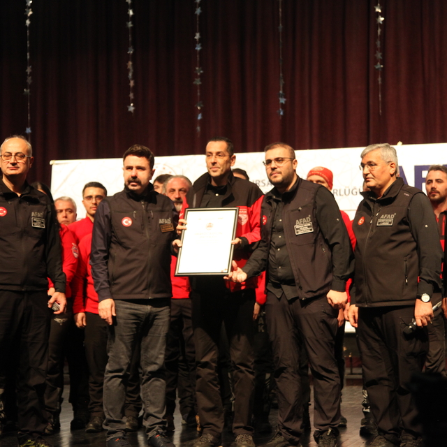 Bursa'da akredite arama kurtarma ekip üyelere arma töreni düzenlendi