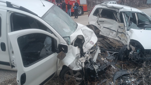 Isparta'da kamyonet ile otomobilin çarpıştığı kazada 1 kişi öldü, 1 kişi yaralandı