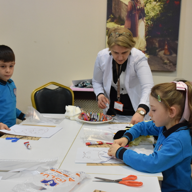 Atık kumaş ve iplikler öğrencilerin elinde resme dönüşüyor