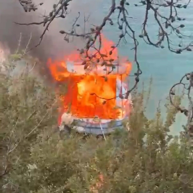 Bodrum'da koyda demirli balıkçı teknesi yandı