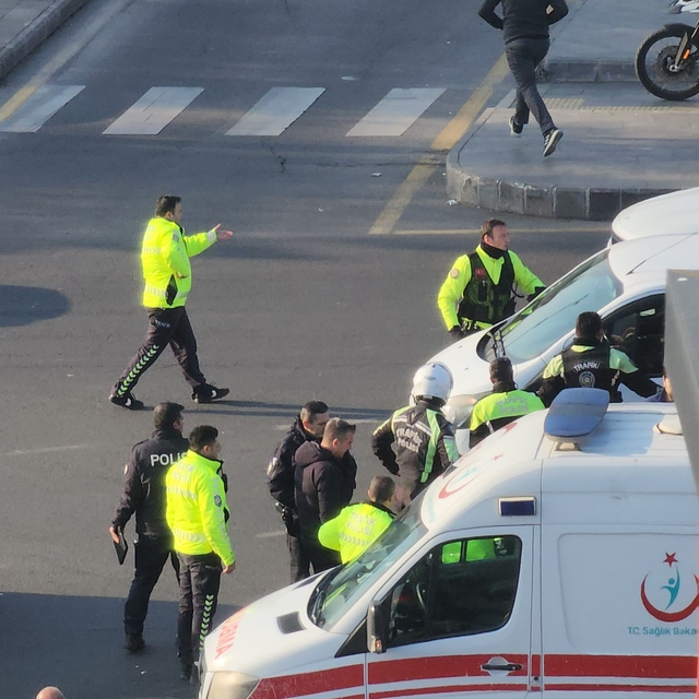 Diyarbakır'da otomobil, polis motosikletine çarptı; 1 yaralı