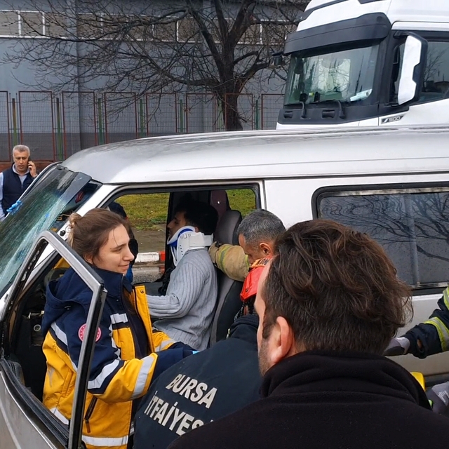 Minibüs park halindeki TIR'a çarptı: 3 yaralı