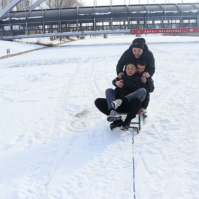 Buz tutan Çoruh Nehri'nde kızak keyfi