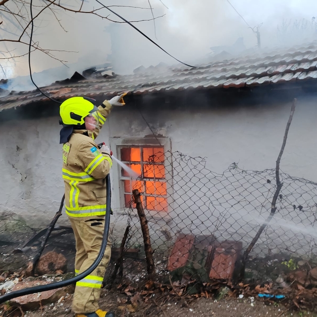 Manyas'ta çıkan yangında bir ev kullanılamaz hale geldi